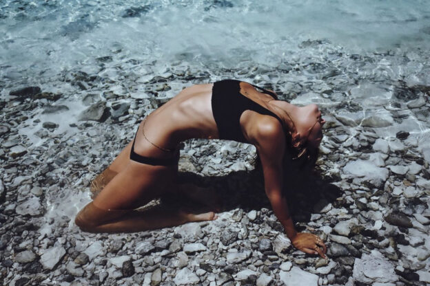 Alexis Ren photo